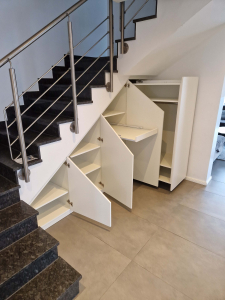 Innenausbau - Schränke unter einer Treppe - realisiert mit Nico Pesch.